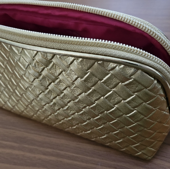 Vince Camuto Earrings with cosmetic bag - Picture 3 of 5